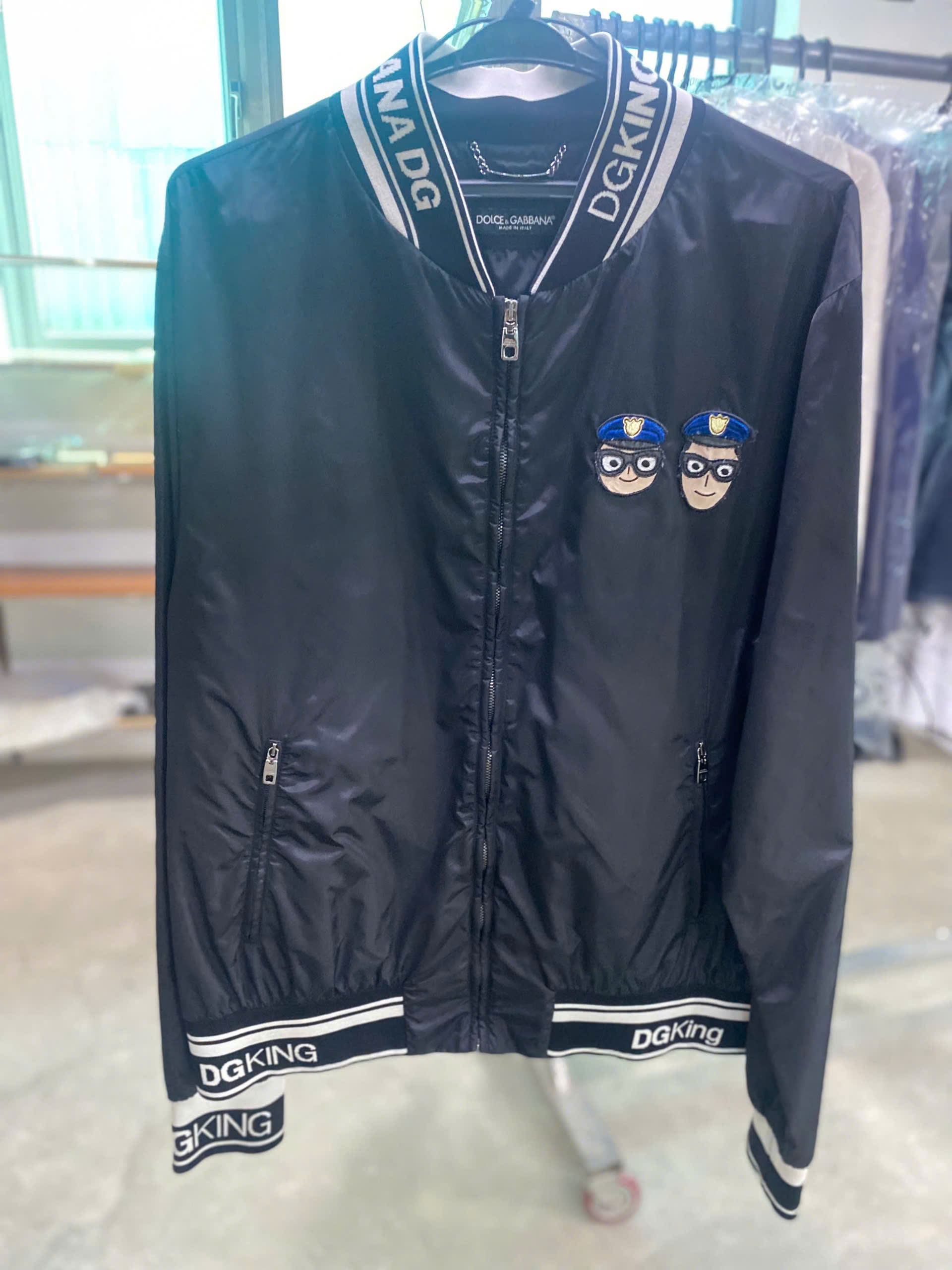 Để giặt áo khoác gió  hàng hiệu đúng cách và bền đẹp, bạn nên ưu tiên  mang qua cửa hàng giặt là uy tín hoặc giặt tay nhẹ nhàng với nước lạnh/ấm dưới 30 độ C, đồng thời tránh dùng chất tẩy mạnh và vắt khô ở tốc độ cao.